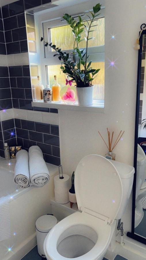 Homestay In Woking With Benita Horsell
