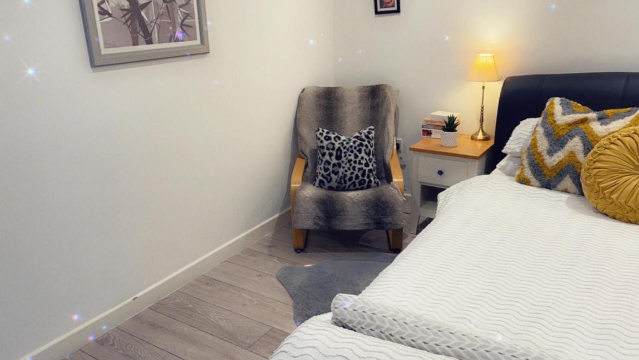 Homestay In Woking With Benita